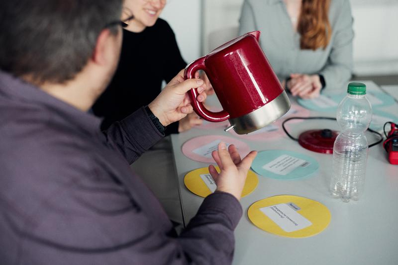 Dr. Matthias Pieper, Melina Gurcke und Katharina Schnatmann diskutieren darüber, welche R-Strategien auf welche Produkte angewendet werden können. Dafür ist es wichtig zu betrachten, in welcher Phase das Produkt die meisten Ressourcen verbraucht. 