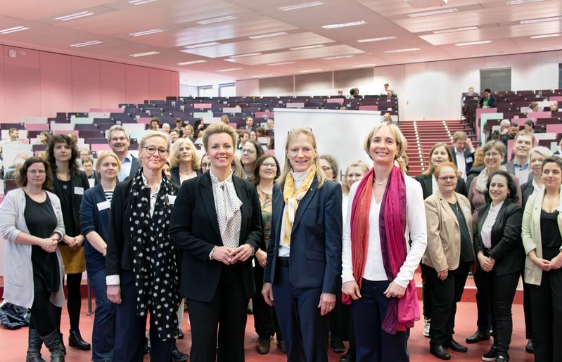 Festakt „50 Jahre ZSB in NRW“ (v.l.n.r.): Dr. Christine Hummel, Leiterin ZSB der Bergischen Uni, NRW-Ministerin Ina Brandes, Prof. Dr. Birgitta Wolff, Rektorin der Bergischen Uni, und Prof. Dr. Sylvia Heuchemer, Vizepräsidentin Studium und Lehre TH Köln.