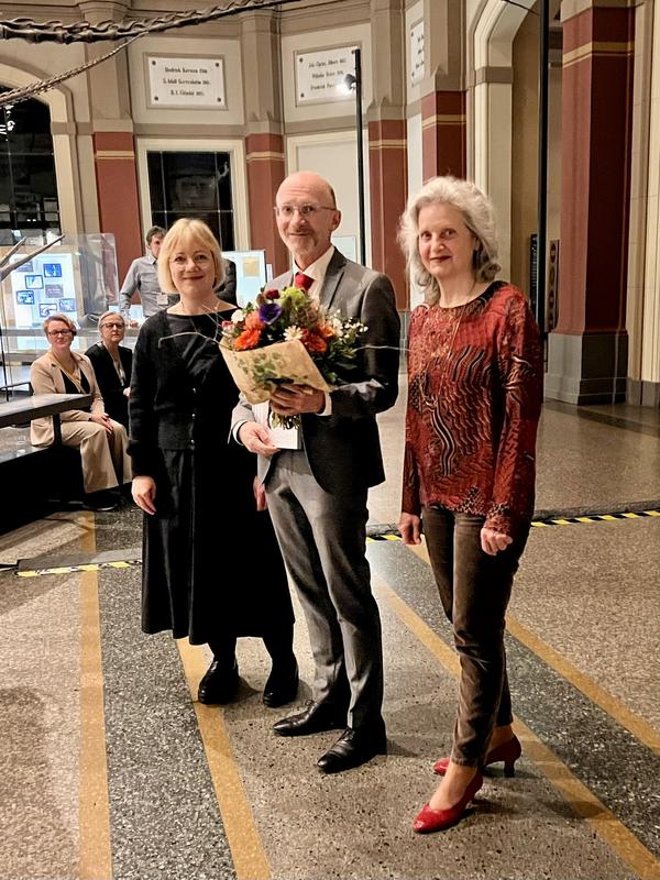 Preisträger Nikolaus Nützel (Mitte) mit Prof. Anne Rahn (Laudatorin, links) und Prof. Ingrid Mühlhauser (Leitung der Jury, rechts)