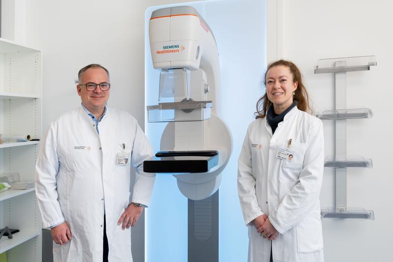 Prof. Ralf-Thorsten Hoffmann, Leiter Institut und Poliklinik für Diagnostische und Interventionelle Radiologie, und Oberärztin Dr. Sophia Blum nutzen in der Mammographie eine KI-basierte Software, um Brustkrebs möglichst früh zu erkennen.