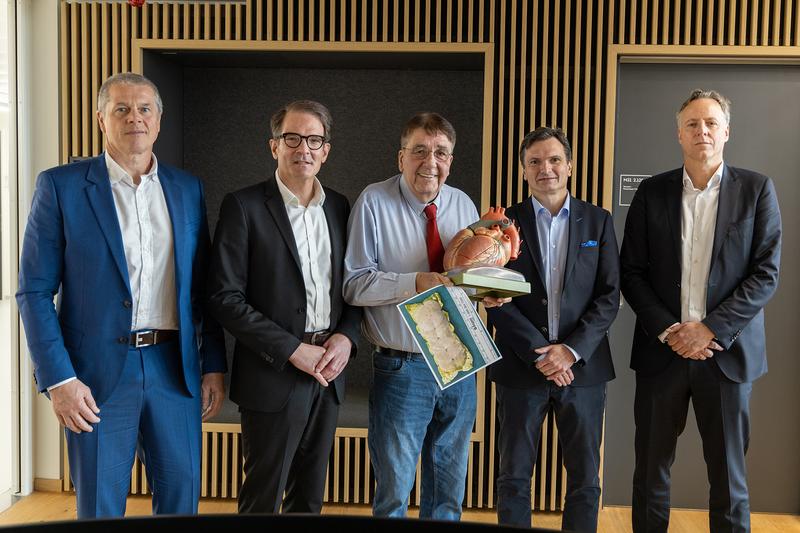 (V.l.n.r.) Dr. Lothar Germeroth (Repairon GmbH), Prof. Dr. Stephan Ensminger (UKSH), Frank Teege (Patient mit Herzpflaster), Prof. Dr. Ingo Kutschka (UMG), und Prof. Dr. Wolfram-Hubertus Zimmermann (UMG).