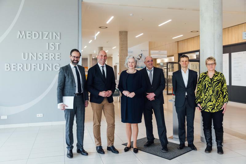 Wissenschaftsminister Sebastian Gemkow, Prof. Florian Lordick, Rektorin Prof. Eva Inés Obergfell, Dekan Prof. Ingo Bechmann, UKL-Vorstand Dr. Robert Jacob und MF-Verwaltungsdirektorin Dr. Kerstin Grätz eröffnen das Zentrum für Personalisierte Medizin.