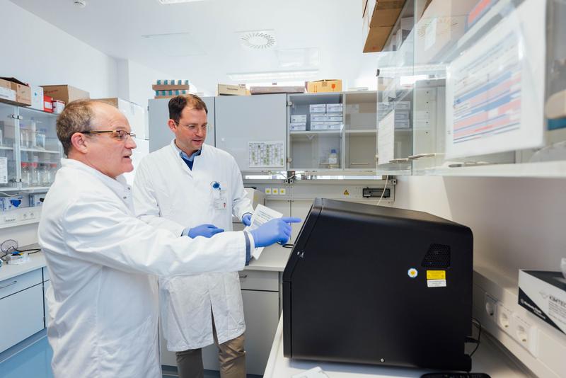 Direktor Prof. Hendrik Bläker und Prof. Maximilian von Laffert überprüfen die Arbeit vom Tumor-Sequenziergerät.