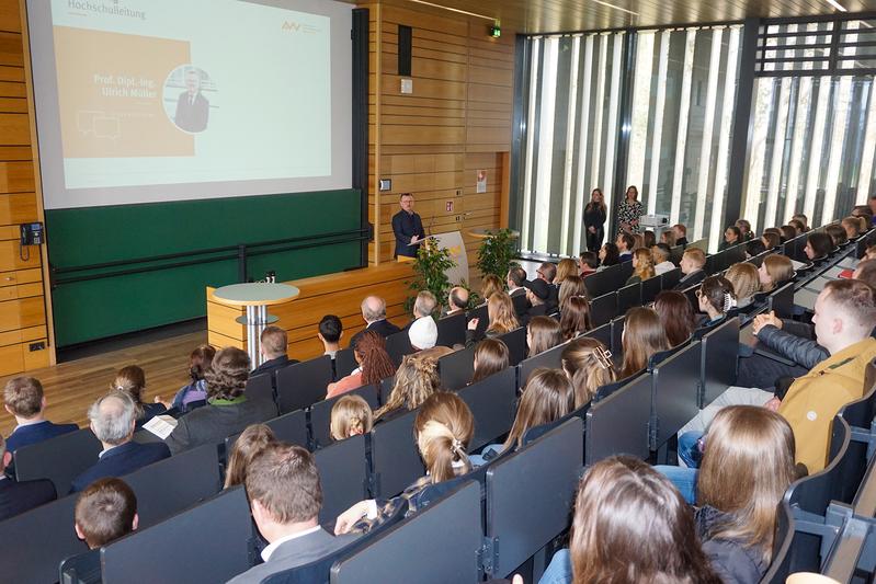 Insgesamt 593 Studierende beginnen ein Studium zum Sommersemester.