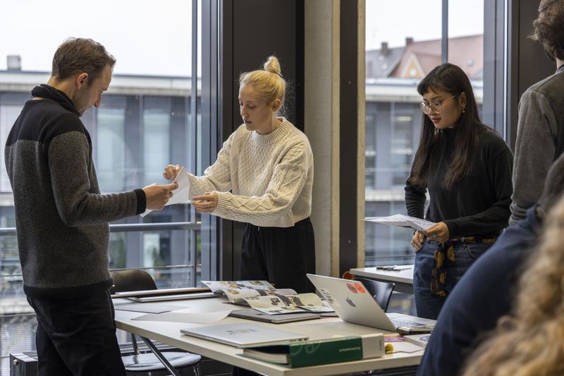 Studierende an der Fakultät für Gestaltung der Technischen Hochschule Augsburg.