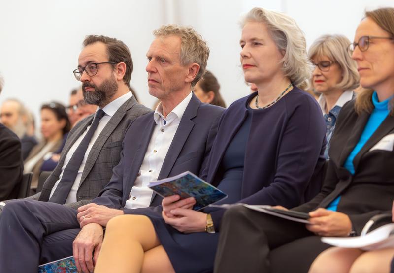 Festveranstaltung zur Verabschiedung von IfL-Direktor Sebastian Lentz. Von links: Wissenschaftsminister Sebastian Gemkow, Universitätsrektorin Inés Obergfell, Annika Mattissek, Vorsitzende des wissenschaftlichen Beirats des IfL