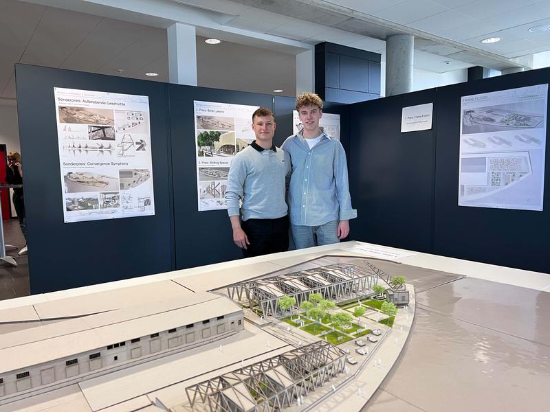 Philipp Wrobel und Erik Asmussen aus dem dritten Semester des Bachelors Architektur gewinnen den ersten Preis des Wettbewerbs mit ihrem Entwurf „Frame Fusion“.