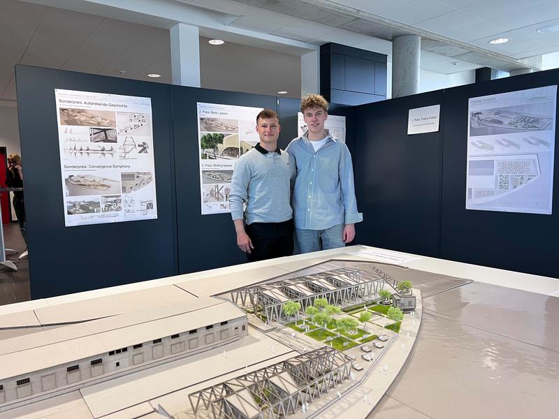 Philipp Wrobel und Erik Asmussen aus dem dritten Semester des Bachelors Architektur gewinnen den ersten Preis des Wettbewerbs mit ihrem Entwurf „Frame Fusion“.