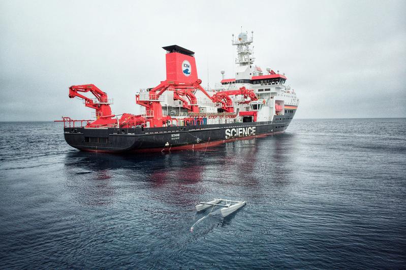 Neustonnetz, das an der Seite des deutschen Forschungsschiffs SONNE auf der Expedition über den Nordpazifik geschleppt wird, um an der Oberfläche schwimmende Plastikproben zu sammeln. 