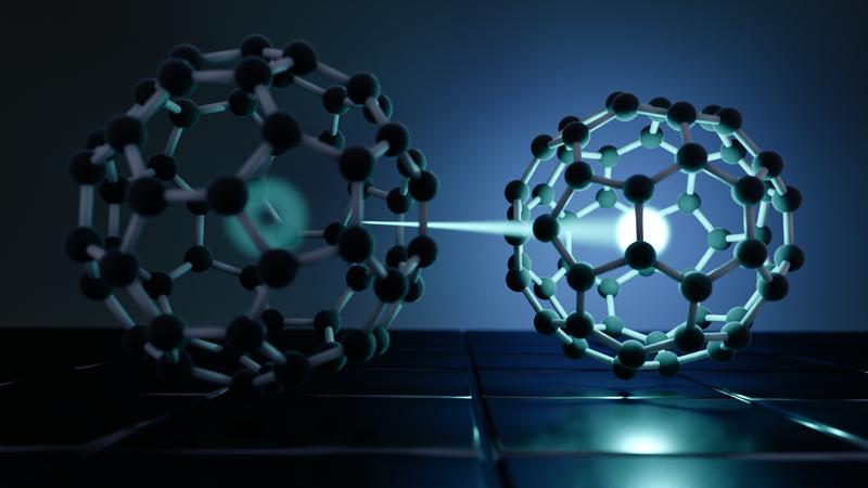 Wenn Licht Elektronen im organischen Halbleiter Buckminster-Fulleren anregt, wird das neu gebildete Exziton (heller Punkt) zunächst auf zwei Moleküle verteilt, bevor es sich auf einem Molekül (rechts im Bild) niederlässt.