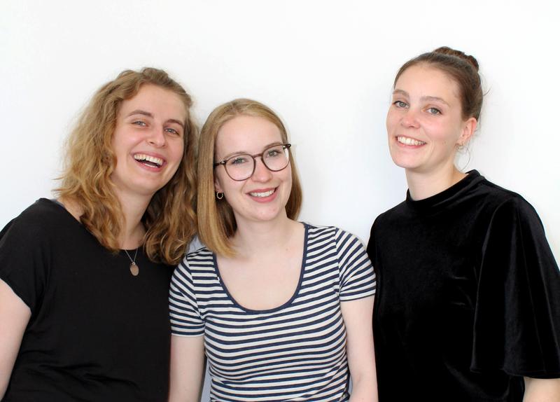 Die Hosts des Podcasts DiaLogo: Mira Lorenzen-Fischer, Maren Wallbaum und Katharina Fuller, ehemalige Studierende am Gesundheitscampus Göttingen in Therapiewissenschaften - Logopädie