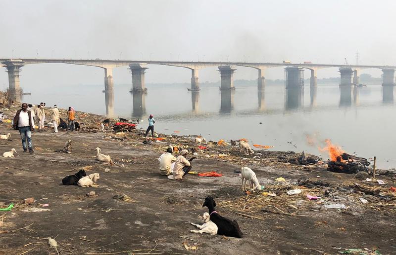 Nicht nur Verbrennungsstätten wie diese bei Varanasi vergiften den Ganges, auch Müllberge und giftige Abwässer aus der Lederindustrie sorgen dafür, dass das Baden im Fluss oder gar das Trinken seines Wassers gefährlich ist.