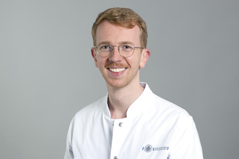 Dr. med. Tim Knochenhauer, Assistenzarzt, an der Klinik und Poliklinik für Herz- und Gefäßchirurgie am Universitären Herz- und Gefäßzentrum Hamburg (Direktor: Prof. Dr. Dr. Hermann Reichenspurner)