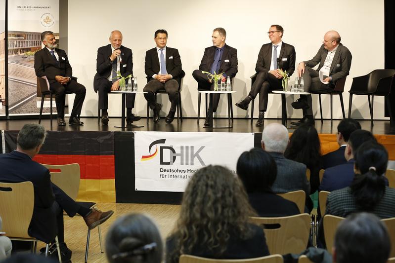 Podiumsdiskussion zum Thema „Entwicklung von Führungskompetenzen für unterschiedliche Kulturen, Volkswirtschaften und Gesellschaften – Herausforderungen und Grenzen“