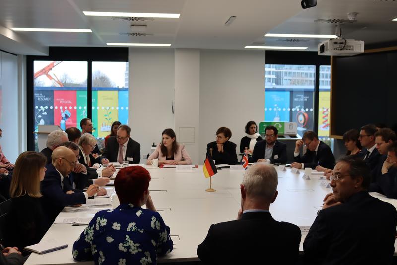 HWR Berlin-Präsident Prof. Dr. Andreas Zaby (Mitte links) nahm am ersten britisch-deutschen Forschungsdialog am 12. März 2024 in London teil. 