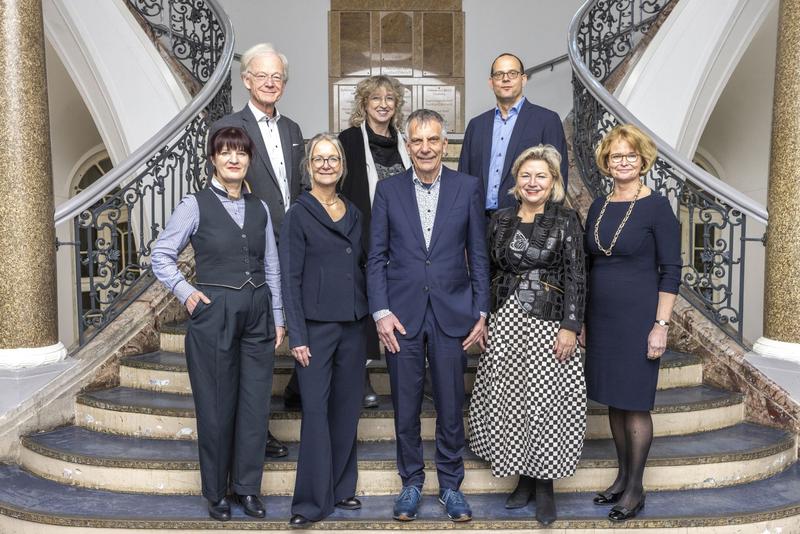 Darauf sehen Sie: erste Reihe v. l. n. r.: Prof. Dr. Sabine Maasen, Dr. Angela Rapp, Prof. Dr. Gerhard Sagerer, Cornelia Pieper, Dr. Regina Ruppert; zweite Reihe v. l. n. r.: Prof. Dr. Michael Göring, Prof. Dr. Kerstin Schoor, Tobias Dünow