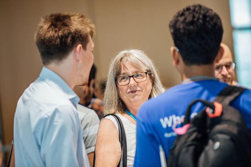 Nobelpreisträgerin Donna Strickland im Gespräch mit Nachwuchswissenschaftler/innen