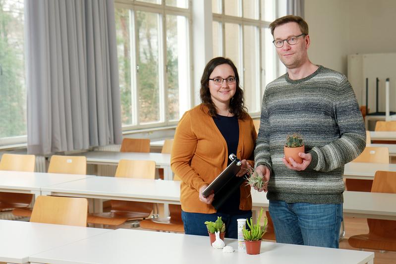 Das Team um Katharina Schnur und Professor Dr. Sascha Henninger hat die Geobotanik-Boxen entwickelt und in der Praxis erprobt. 
