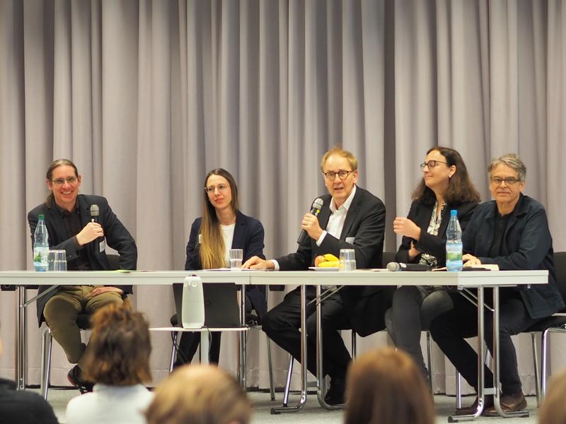 Diskussionsrunde im Rahmen der Fachtagung, auf dem Bild (von li.): Prof. Dr. Christian Erfurth, Lucie Schmidt, Prof. Dr. Michael Opielka, Michaela Evers-Wölk, Klaus Burmeister