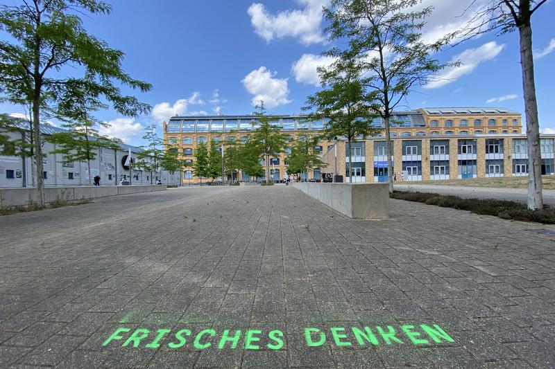 Gesprayter Schriftzug "Frisches Denken" am Campus Wilhelminenhof der HTW Berlin