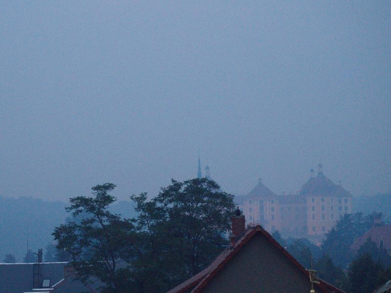 Der Rauch eines großen Waldbrandes in der Sächsisch-Böhmischen Schweiz verfärbte am 25.07.2022 den Himmel in der Region Dresden grau-blau. 