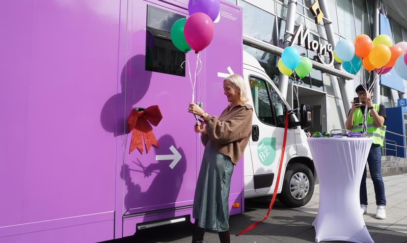 Das mobile Forschungslabor wird in der Innenstadt Bochums eingeweiht.