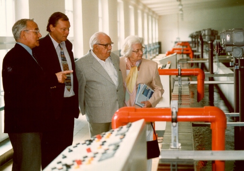 Edgar Heinemann (2.v.r.) besuchte 1998 mit seiner Frau Ursula die Talsperre in Einsiedel bei Chemnitz. Er war erstaunt, dass das von ihm 1928 für die Trinkwassertalsperre Werda entwickelte Prinzip einer Schnellfilteranlage, auch hier genutzt wird.