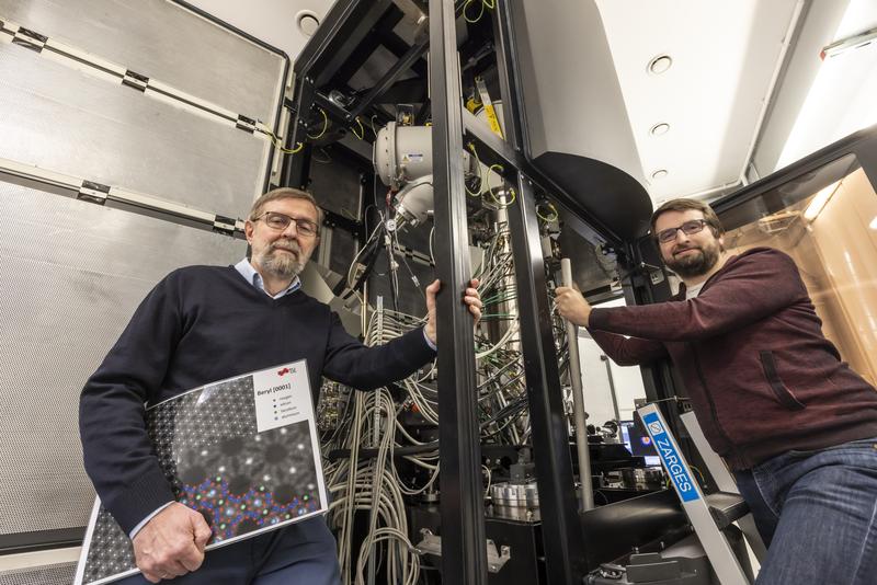 Ferdinand Hofer (links) und Daniel Knez neben dem Austrian Scanning Transmission Electron Microscope (ASTEM) am Institut für Elektronenmikroskopie und Nanoanalytik der TU Graz.