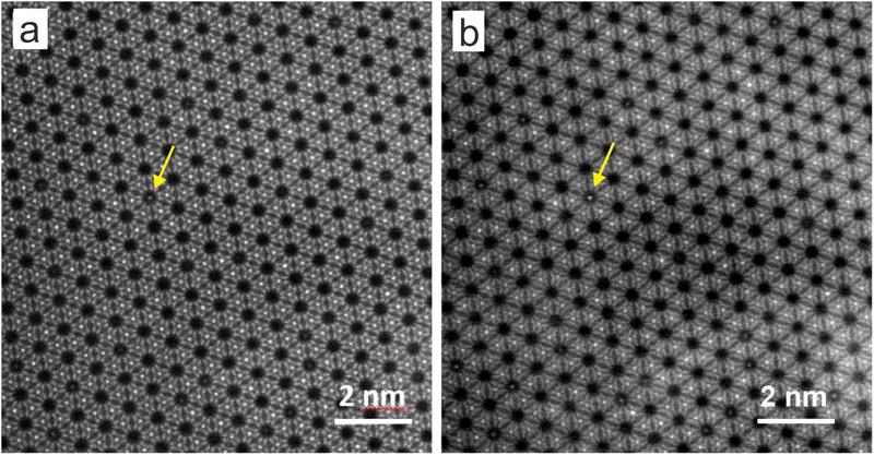 Ein elektronenmikroskopisches Bild eines Aquamarins. Die gelben Pfeile markieren Cäsiumionen in den Kristallporen.