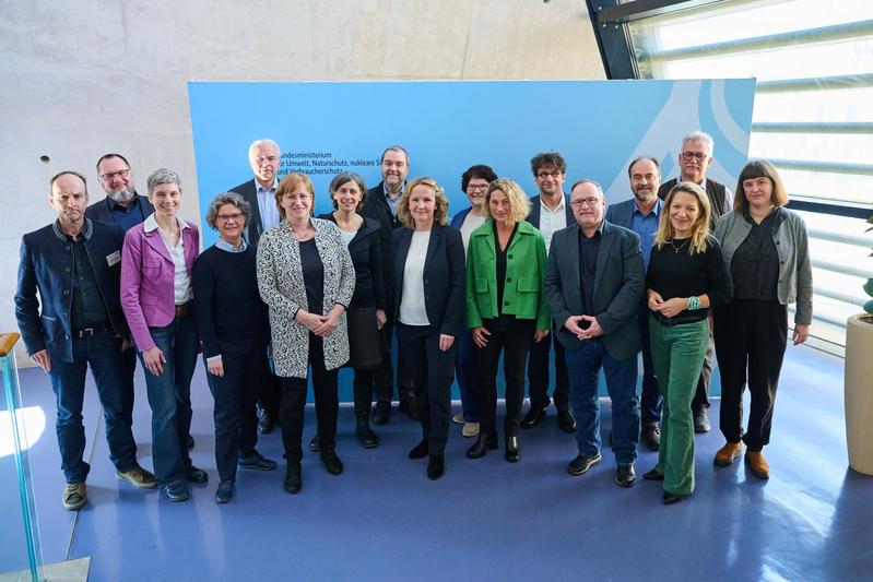 Bundesumweltministerin Steffi Lemke hat in Berlin 16 hochkarätige Wissenschaftler:innen in den Wissenschaftlichen Beirat für Natürlichen Klimaschutz (WBNK) berufen. HSWT-Professor Matthias Drösler (hintere Reihe: 3. v. r.) gehört zu den Mitgliedern