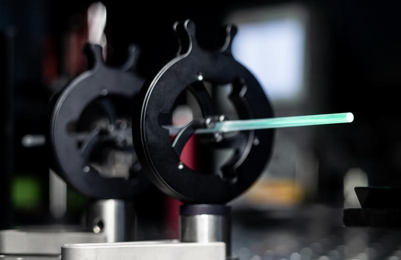 Ytterbium-dotierter Glasstab durch Laser angeregt