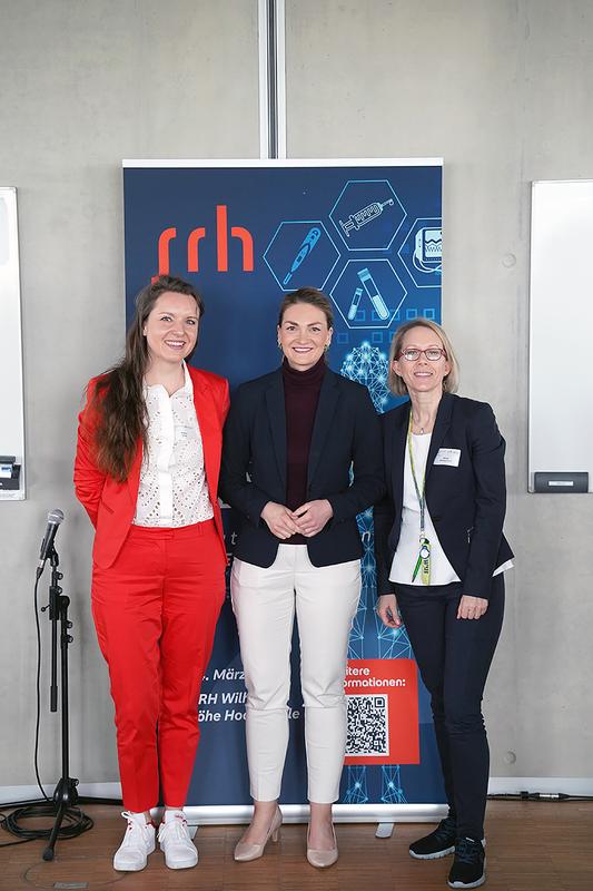 Die Organisatorinnen der Konferenz Prof. Dr. Stefanie Scholz (l) und Prof. Dr. Marion Wüchner-Fuchs (r) mit Judith Gerlach, der bayerischen Staatsministerin für Gesundheit, Pflege und Prävention (mitte)