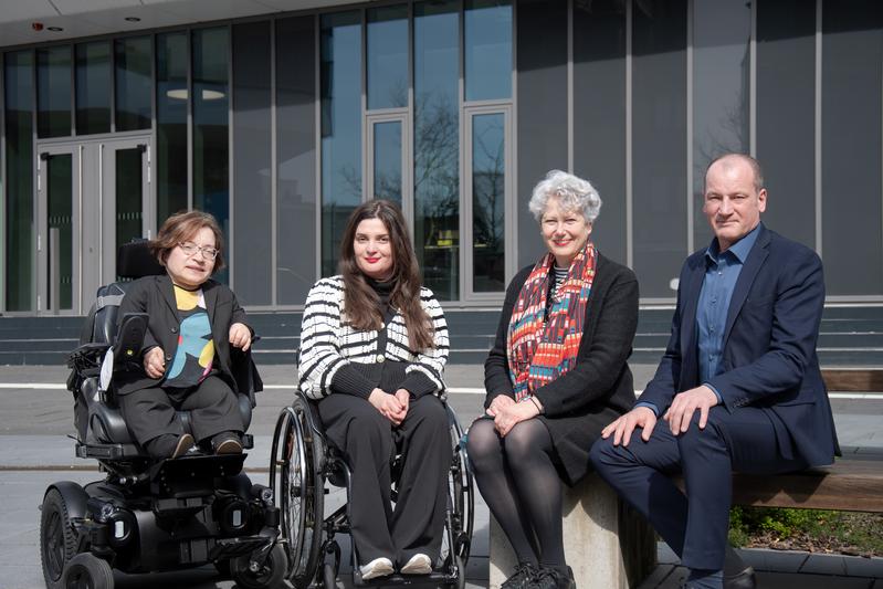 Vizepräsident Prof. Dr. René Thiele, Rika Esser, Beauftragte der Hessischen Landesregierung (l.), sowie Alexandra Hoene-Lindemann, Beauftragte für Studierende mit Behinderung an der Frankfurt UAS (2.v.r.), hießen Olezia Boga in ihrem neuen Amt willkommen.