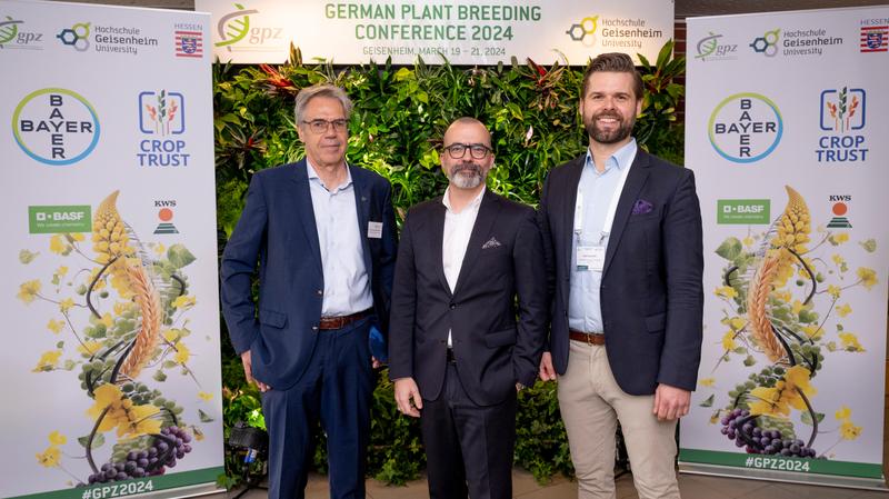 Begrüßung des Staatssekretärs des Hessischen Landwirtschaftsministeriums Daniel Köfer durch Prof. Dr. Hans Reiner Schultz (links) und Prof. Dr. Kai Voss-Fels (rechts)