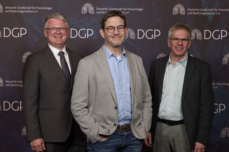 (v.l.): DGP-Pastpräsident Professor Torsten Bauer, Positionspapier-Autor Professor Kaid Darwiche und DGP-Generalsekretär Professor Winfried Randerath