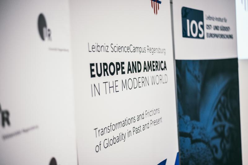 Symbolbild – Roll-ups von Universität Regensburg, Leibniz-WissenschaftsCampus „Europa und Amerika“ und Leibniz-Institut für Ost- und Südosteuropaforschung nebeneinander.