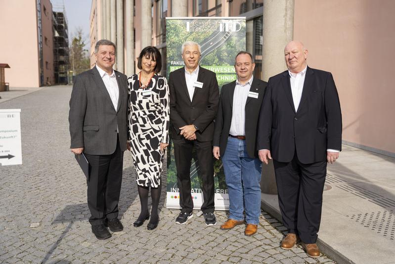 Beim Bausymposium an der THD: Staatsminister Christian Bernreiter, Dekanin Prof. Dr.-Ing. Andrea Deininger, die beiden Tagungsleiter Prof. Dr.-Ing. Gerd Maurer und Prof. Dr. jur. Günther Schalck sowie der neue THD Präsident Prof. Waldemar Berg. (v.l.))