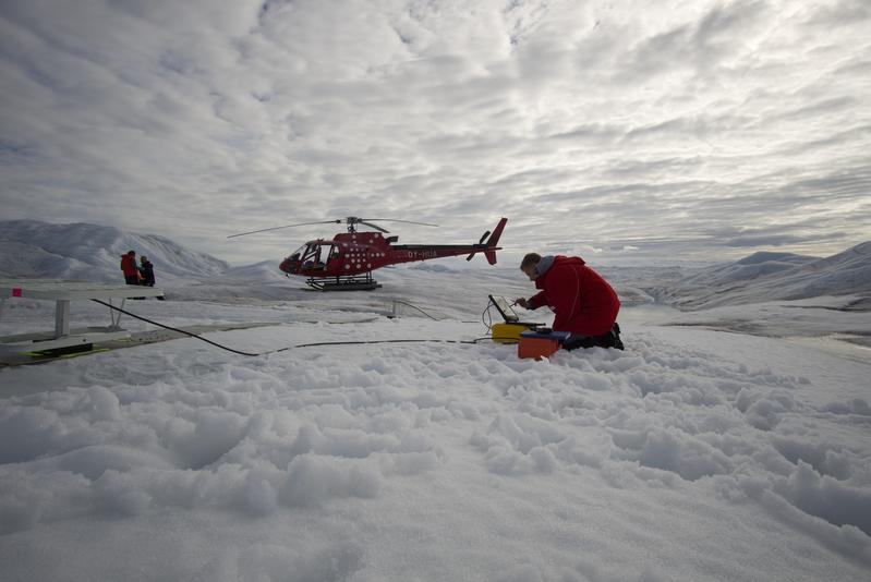 AWI-Glaziologe Ole Zeising bei Radarmessungen auf dem 79°  N Gletscher. 
