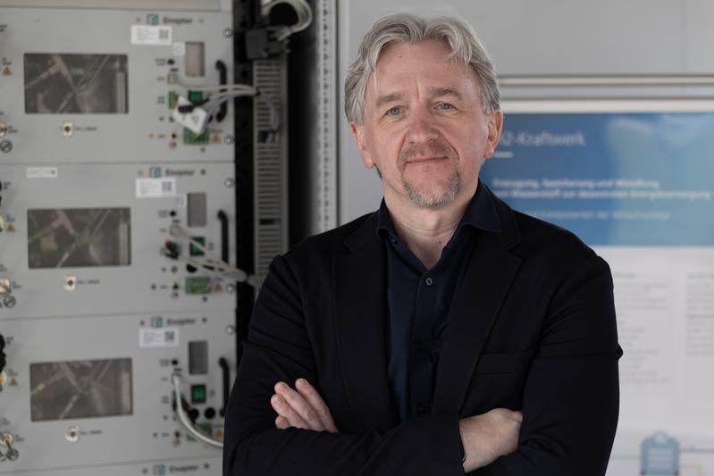 Mark Richter, Leiter Geschäftsfeld Klimaneutraler Fabrikbetrieb an einem Elektrolyseur im neuen H2-Kraftwerk 