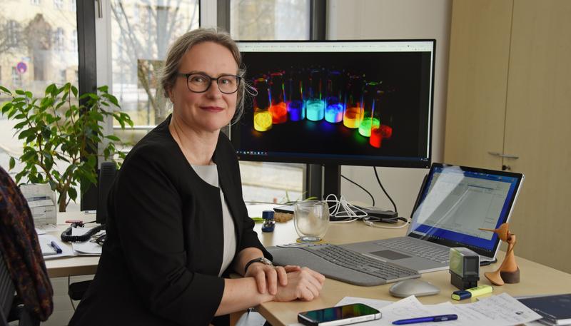Die Jenaer Chemikerin Prof. Dr. Birgit Weber koordiniert das DFG-Schwerpunktprogramm „Interaktives Schalten von Spinzuständen“.