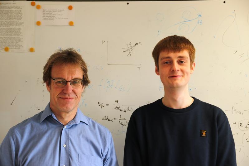 The two researchers involved from the Department of Physics at TU Dortmund University: Professor Jan Kierfeld (left) and doctoral student Lukas Weise (right).