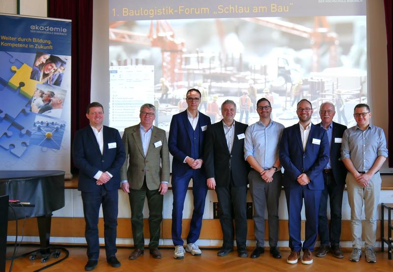 Erstmals veranstaltete die Akademie das Baulogistik-Forum „Schlau am Bau“. Unser Bild zeigt die Initiatoren Prof. Dr.-Ing. Michael Denzer (HBC) und Dr.-Ing. André Richter (Frankfurt Economics AG) mit ihren Referenten. (3. und 4. v.li.)
