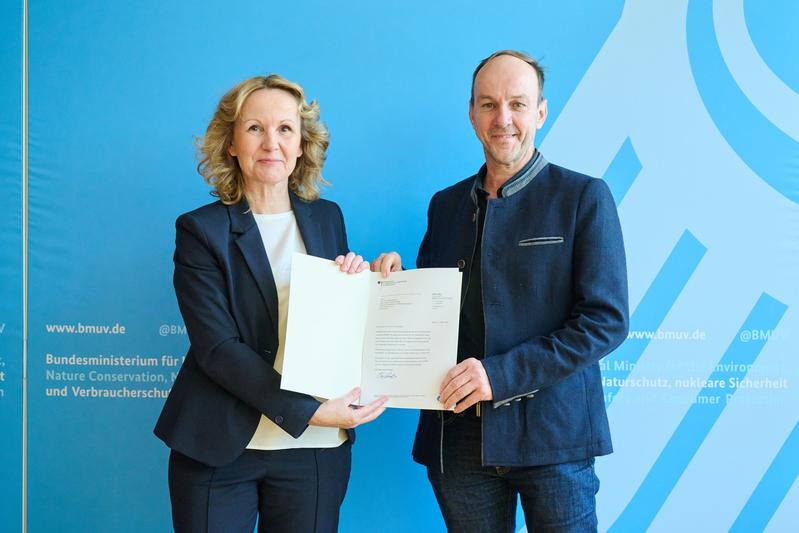 Bundesumweltministerin Steffi Lemke (links) hat Prof. Andreas Gattinger in Wissenschaftlichen Beirat für Natürlichen Klimaschutz berufen.