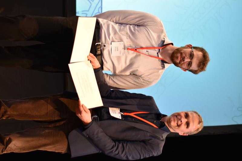 GBM-Präsident Volker Haucke überreicht die Urkunde zum GBM Promotionspreis an Luca Schulz