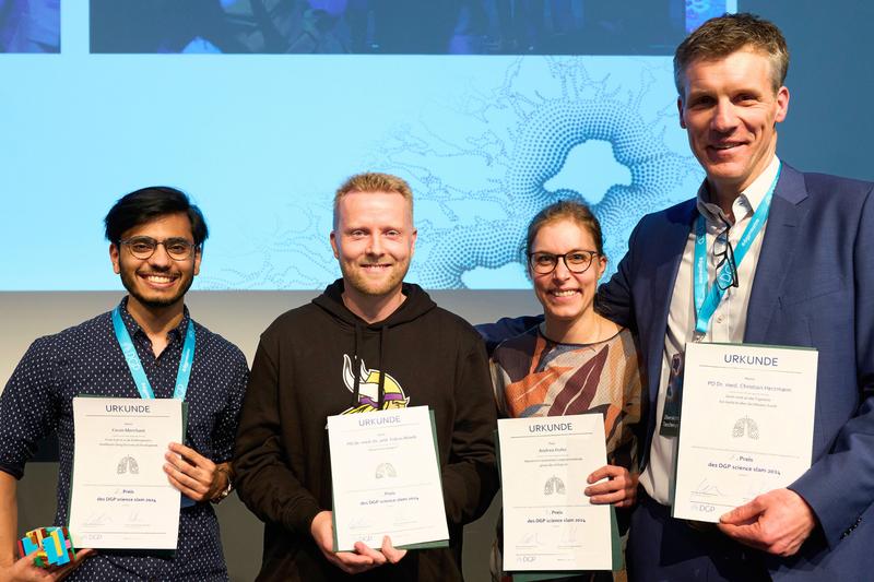 Haben ihre Forschungsarbeiten unterhaltsam beim Science Slam des Pneumologie-Kongresses in Mannheim präsentiert (v. l.): Doktorand Kevin Merchant, Privatdozent Dr. Dr. Tobias Böselt, Physiotherapeutin Andrea Huhn sowie Privatdozent Dr. Christian Herzmann.