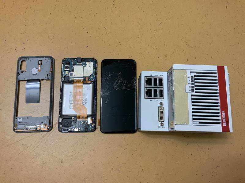 Auch ein oberflächlich beschädigtes Smartphone (links) kann problemlos die gleichen Aufgaben erfüllen, wie eine neuwertige Kontrolleinheit (rechts).
