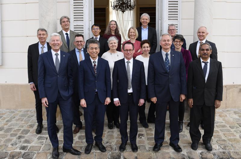 Aktuelle Mitglieder im Inter-nationalen Komitee für Maß und Gewicht (CIPM = Comité International des Poids et Mesures), dem höchsten Gremium der weltweiten Metrologie. In der Bildmitte im apricot-farbigen Kostüm:  Prof. Dr. Cornelia Denz, PTB-Präsidentin.