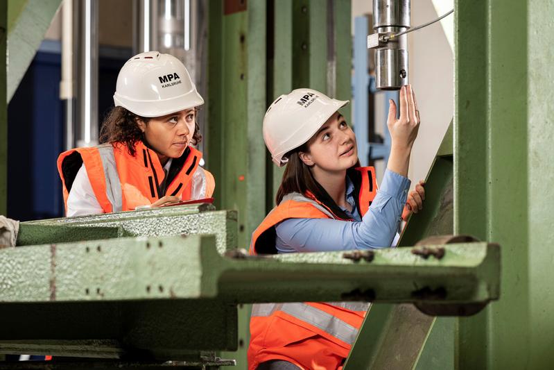 Ausprobieren und informieren: Am Girls‘ Day können sich Schülerinnen am KIT über Berufsperspektiven insbesondere in den MINT-Fächern schlaumachen (Foto: Markus Breig, KIT)