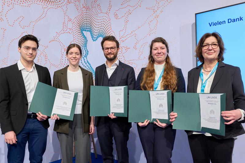 Wurden für ihre hervorragenden Posterarbeiten beim Pneumologie-Kongress in Mannheim ausgezeichnet (v. l.): Hussein Morobeid, Dr. Leonie Biener, Dr. Jacopo Saccomanno, Victoria Heimel und Gabriele Iberl.