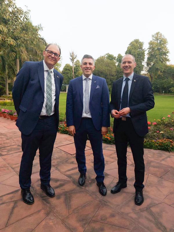 Prof. Dr Stefan Gast, Präsident der Hochschule Coburg (rechts) mit Prof. Dr. Hans-Joachim Hof, Vizepräsident TH Ingolstadt (links) und Alexander Fehr, Geschäftsführer Universität Bayern (Mitte) bei der Deutschen Botschaft in Delhi.